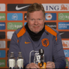 Bondscoach Ronald Koeman tijdens de persconferentie van Oranje