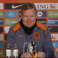 Bondscoach Ronald Koeman tijdens de persconferentie van Oranje
