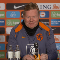 Bondscoach Ronald Koeman tijdens de persconferentie van Oranje