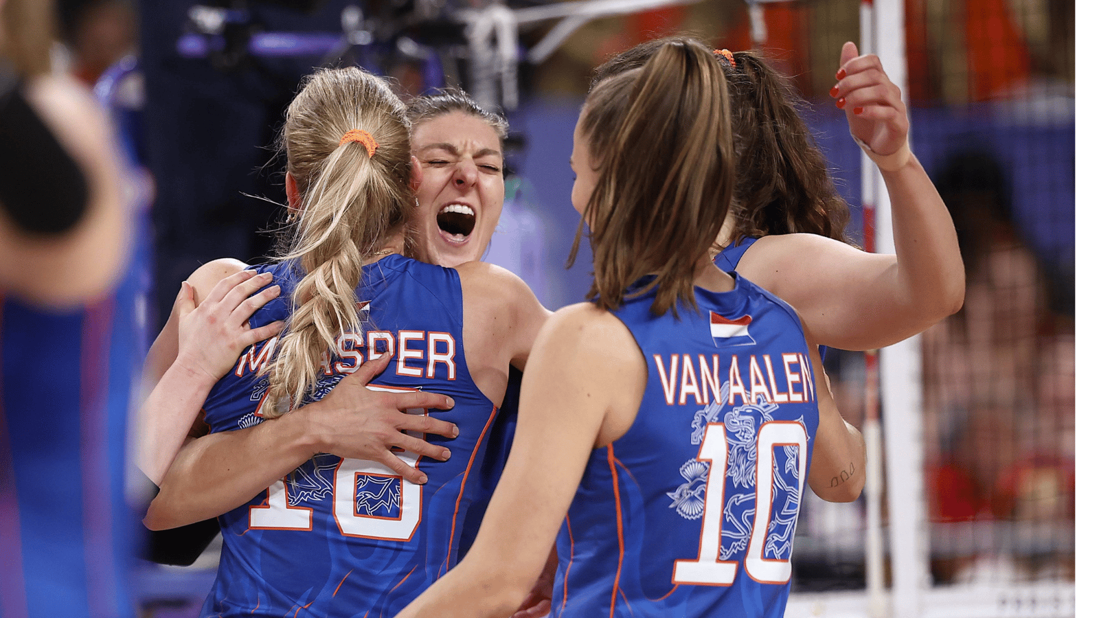 Nederlandse volleybalsters vieren een overwinning