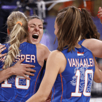 Nederlandse volleybalsters vieren een overwinning