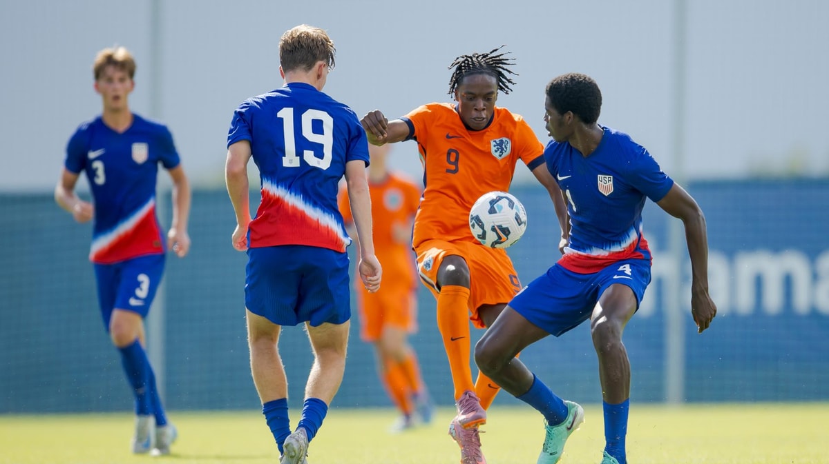 Kelson Puati in actie voor Oranje O17