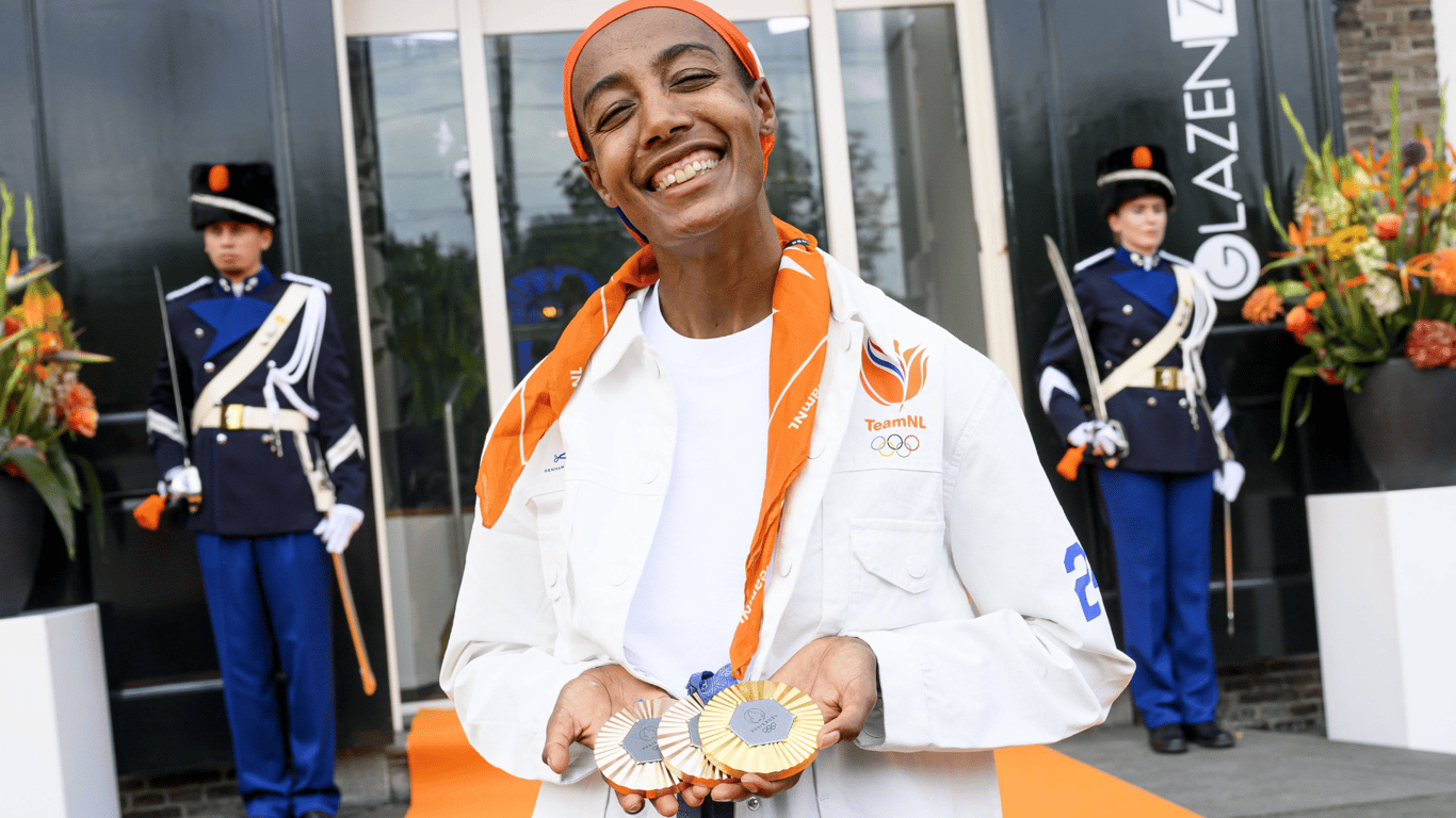 De Nederlandse olympisch kampioene Sifan Hassan toont trots haar medailles.