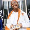 De Nederlandse olympisch kampioene Sifan Hassan toont trots haar medailles.