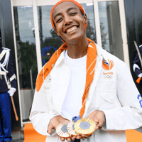 De Nederlandse olympisch kampioene Sifan Hassan toont trots haar medailles.