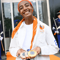 De Nederlandse olympisch kampioene Sifan Hassan toont trots haar medailles.