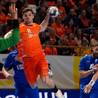 Kay Smits in actie bij de Nederlandse handballers