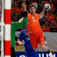 Kay Smits in actie bij de Nederlandse handballers