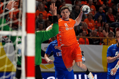 Kay Smits in actie bij de Nederlandse handballers