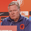 Ronald Koeman tijdens een persconferentie van het Nederlands elftal