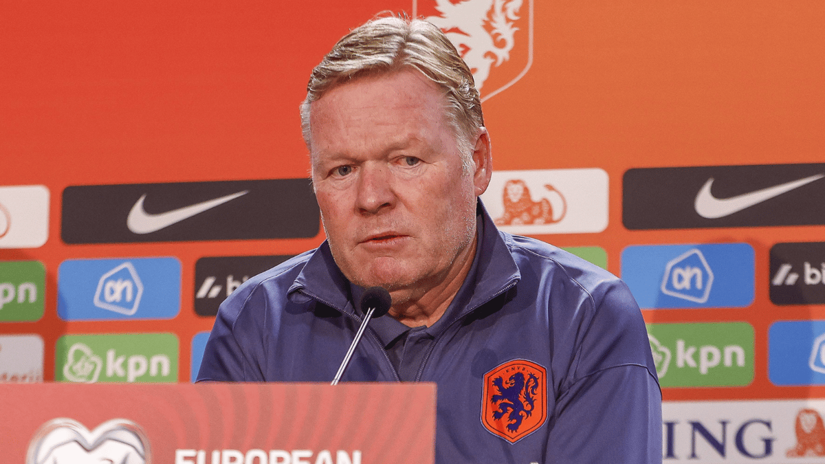 Ronald Koeman tijdens een persconferentie van het Nederlands elftal