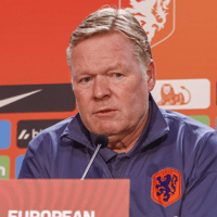 Ronald Koeman tijdens een persconferentie van het Nederlands elftal