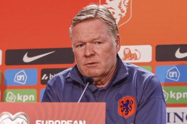 Ronald Koeman tijdens een persconferentie van het Nederlands elftal