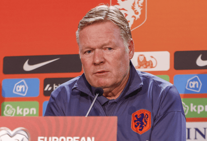 Ronald Koeman tijdens een persconferentie van het Nederlands elftal