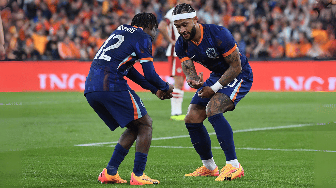 Jeremie Frimpong en Memphis Depay vieren feest bij Nederland - Canada