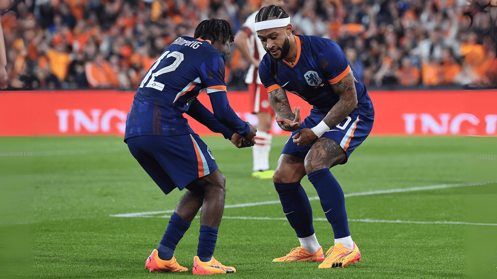 Jeremie Frimpong en Memphis Depay vieren feest bij Nederland - Canada