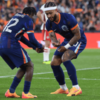 Jeremie Frimpong en Memphis Depay vieren feest bij Nederland - Canada