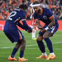 Jeremie Frimpong en Memphis Depay vieren feest bij Nederland - Canada