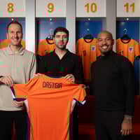 Anoush Dastgir (midden) met Alexander Palland en Nigel de Jong