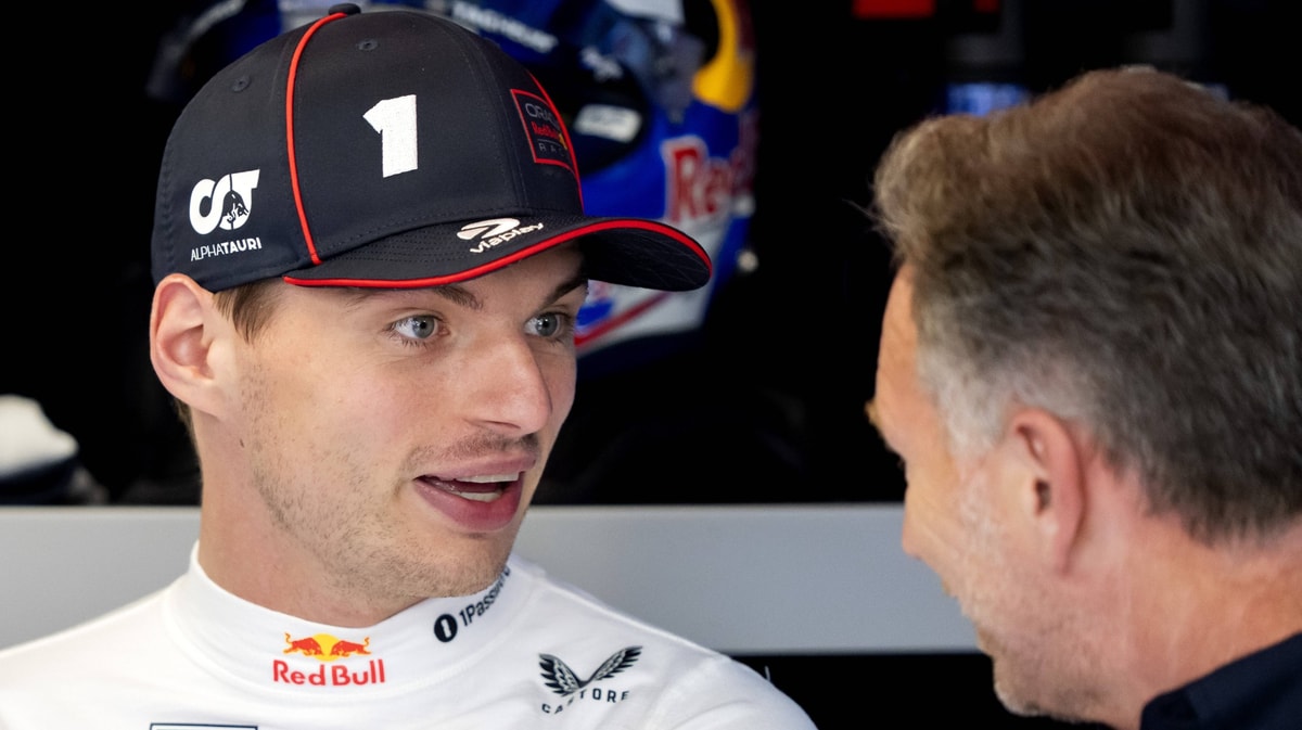 Max Verstappen in gesprek met Christian Horner