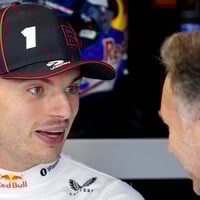 Max Verstappen in gesprek met Christian Horner