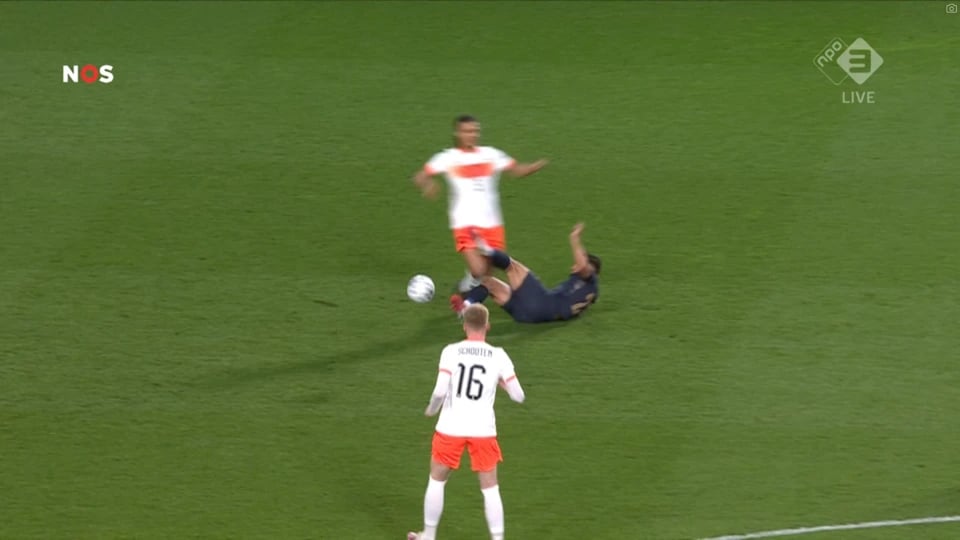 Nathan Aké wordt hard geraakt