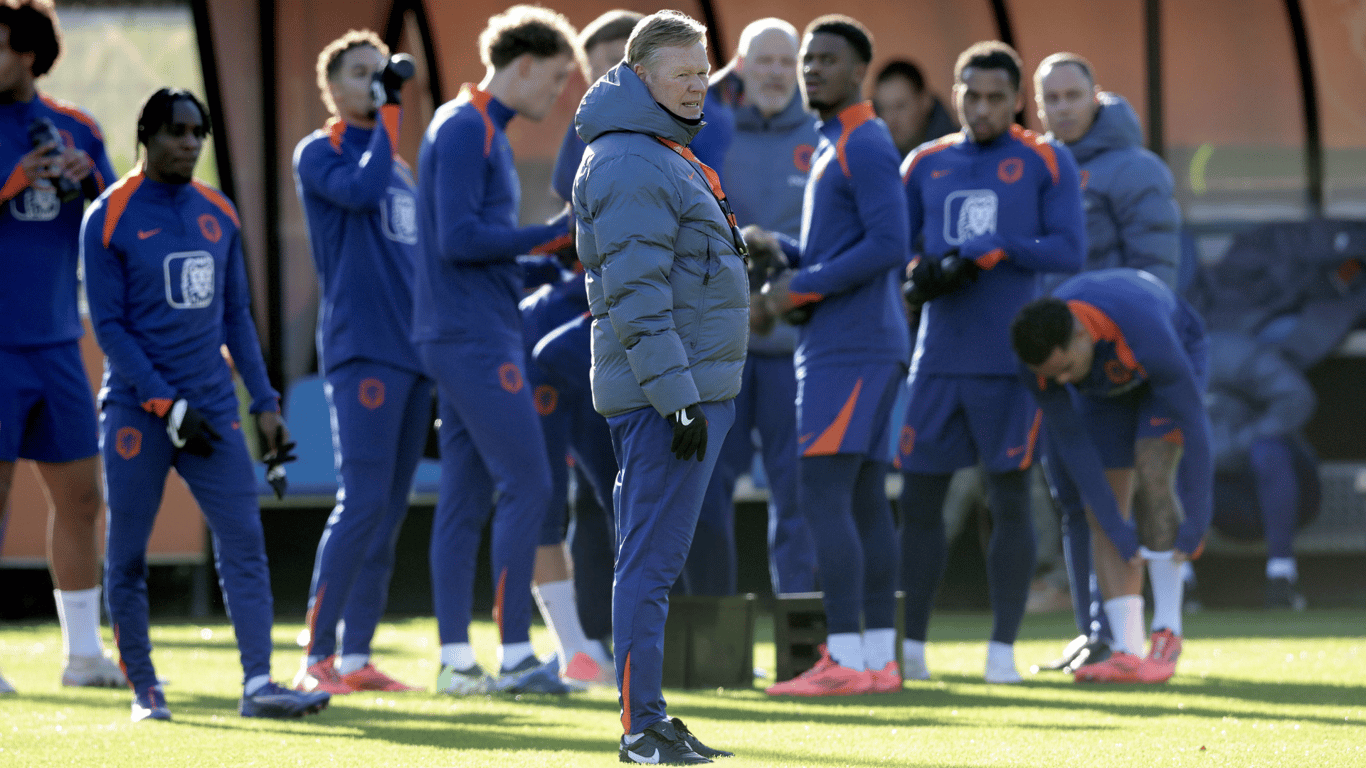 Ronald Koeman tijdens de training van het Nederlands elftal