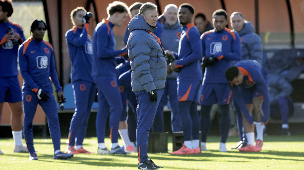 Ronald Koeman tijdens de training van het Nederlands elftal