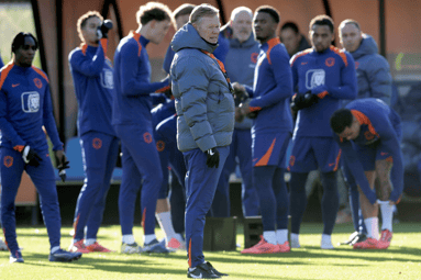 Ronald Koeman tijdens de training van het Nederlands elftal