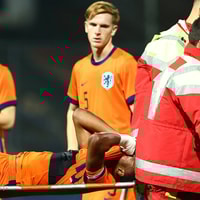 Antoni Milambo raakt zwaar geblesseerd bij Jong Oranje