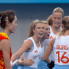 De Nederlandse hockeyvrouwen vieren een doelpunt