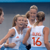 De Nederlandse hockeyvrouwen vieren een doelpunt