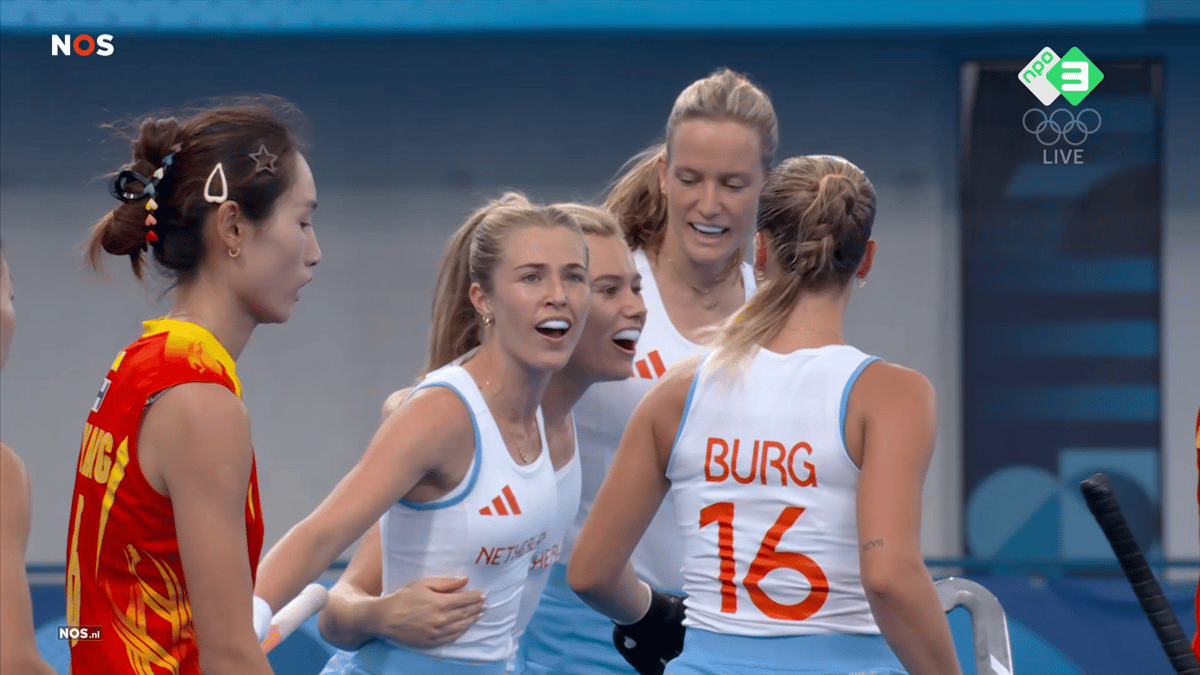 De Nederlandse hockeyvrouwen vieren een doelpunt