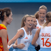 De Nederlandse hockeyvrouwen vieren een doelpunt