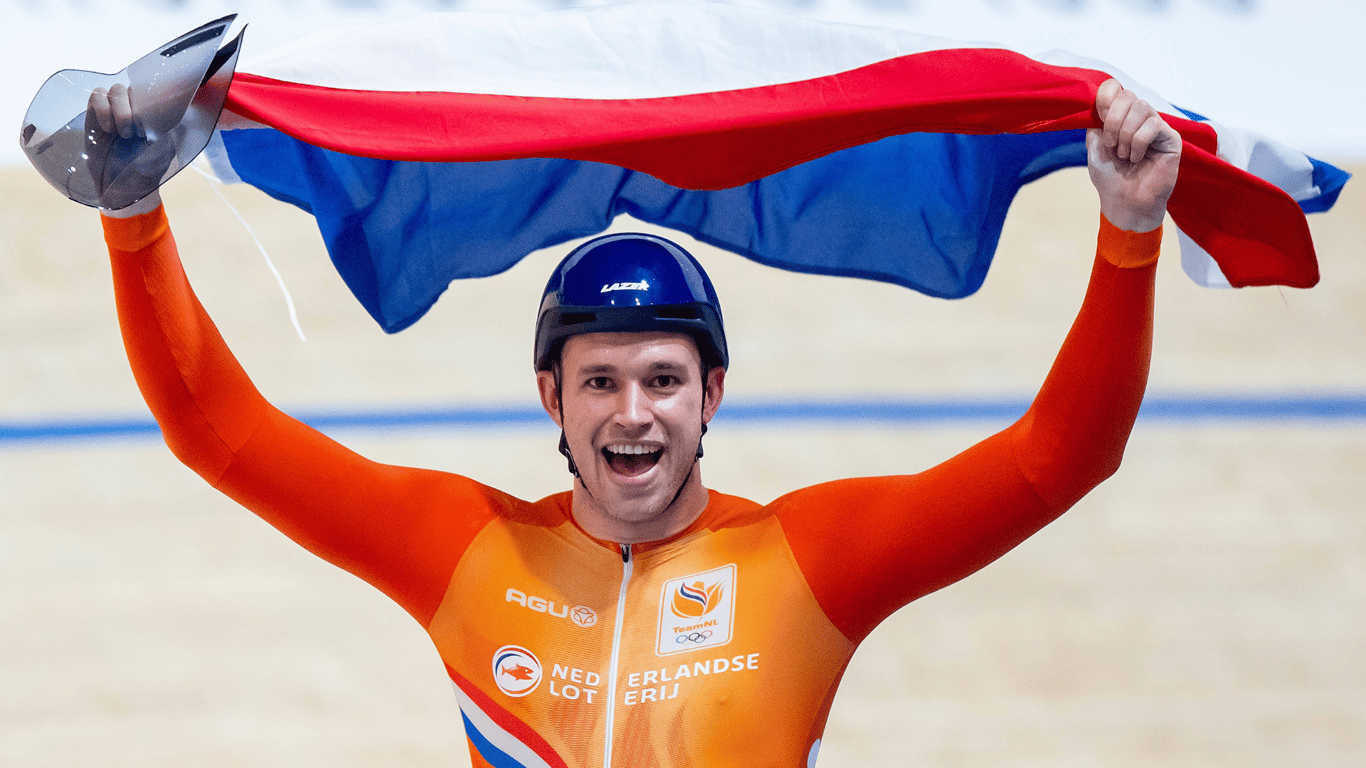 Harrie Lavreysen verslaat Jeffrey Hoogland in de finale van de sprint op het WK baanwielrennen