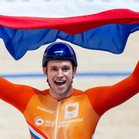 Harrie Lavreysen verslaat Jeffrey Hoogland in de finale van de sprint op het WK baanwielrennen