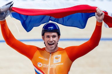 Harrie Lavreysen verslaat Jeffrey Hoogland in de finale van de sprint op het WK baanwielrennen