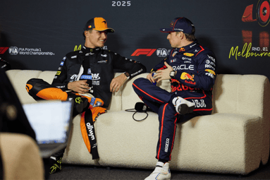 Lando Norris in gesprek met Max Verstappen