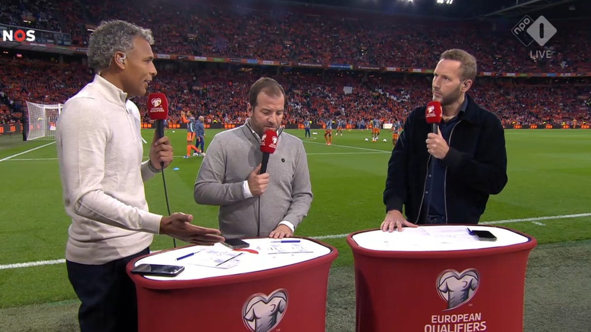 Rafael van der Vaart en Pierre van Hooijdonk bij de NOS