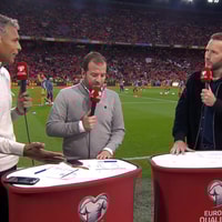 Rafael van der Vaart en Pierre van Hooijdonk bij de NOS