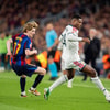 Denzel Dumfries in actie tijdens de Clásico.