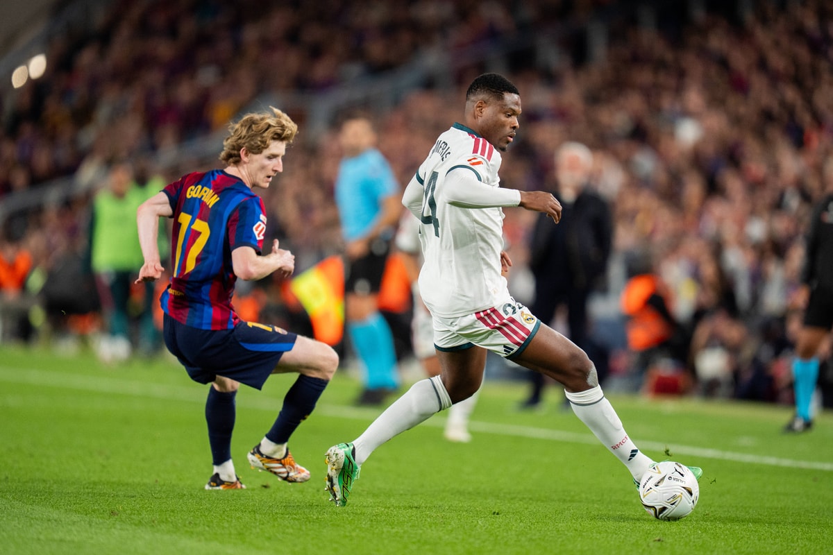 Denzel Dumfries in actie tijdens de Clásico.