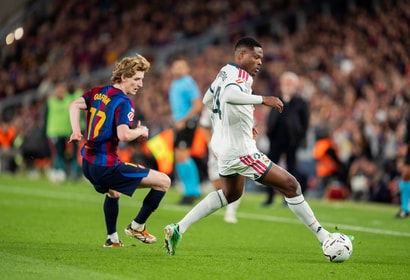 Denzel Dumfries in actie tijdens de Clásico.