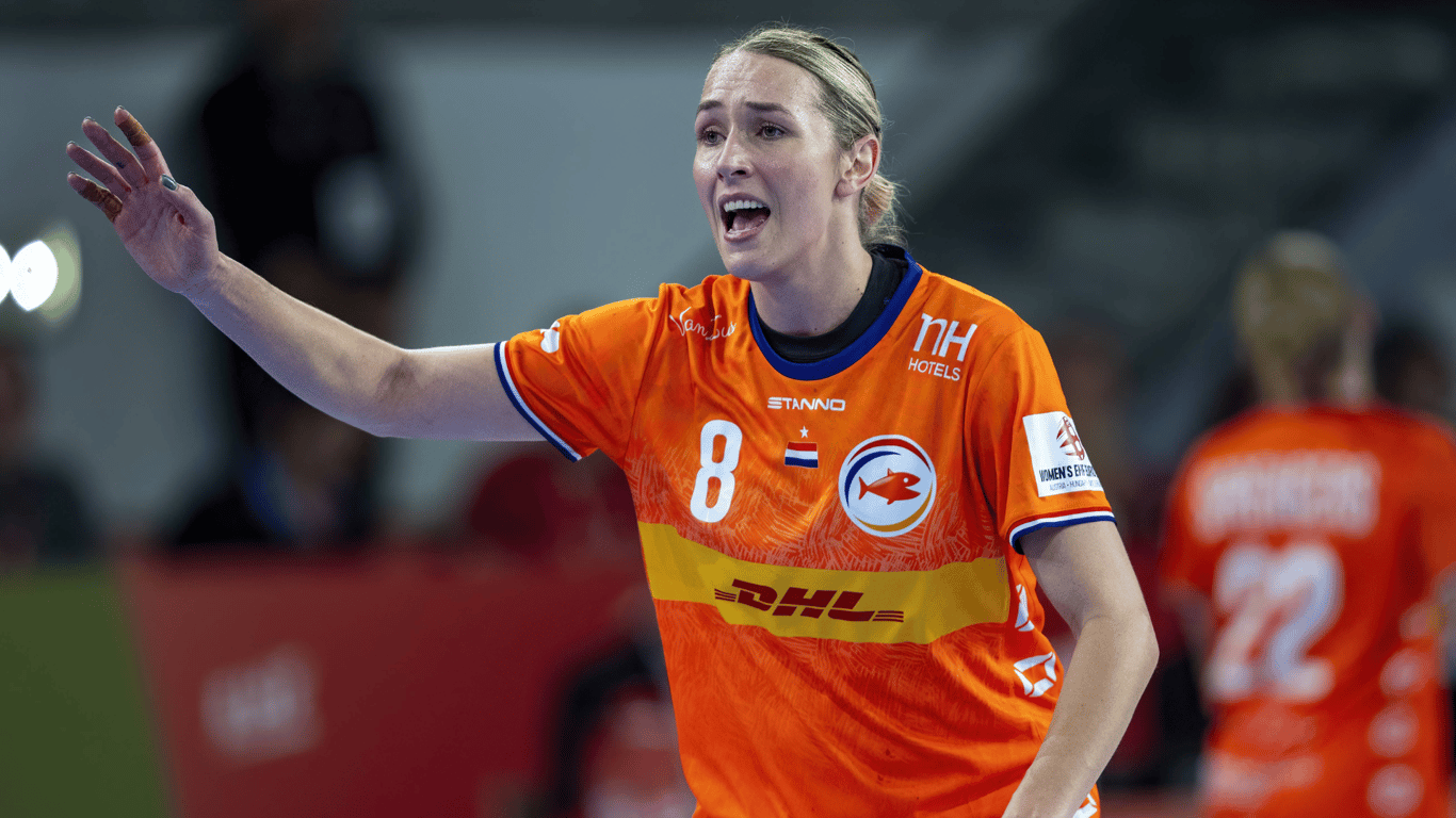 Lois Abbingh in actie bij de handbalvrouwen