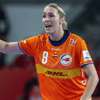 Lois Abbingh in actie bij de handbalvrouwen