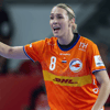 Lois Abbingh in actie bij de handbalvrouwen