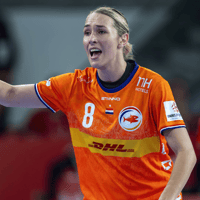 Lois Abbingh in actie bij de handbalvrouwen
