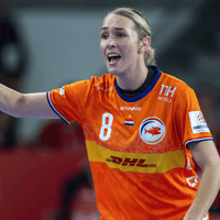 Lois Abbingh in actie bij de handbalvrouwen