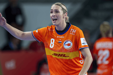 Lois Abbingh in actie bij de handbalvrouwen