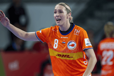 Lois Abbingh in actie bij de handbalvrouwen